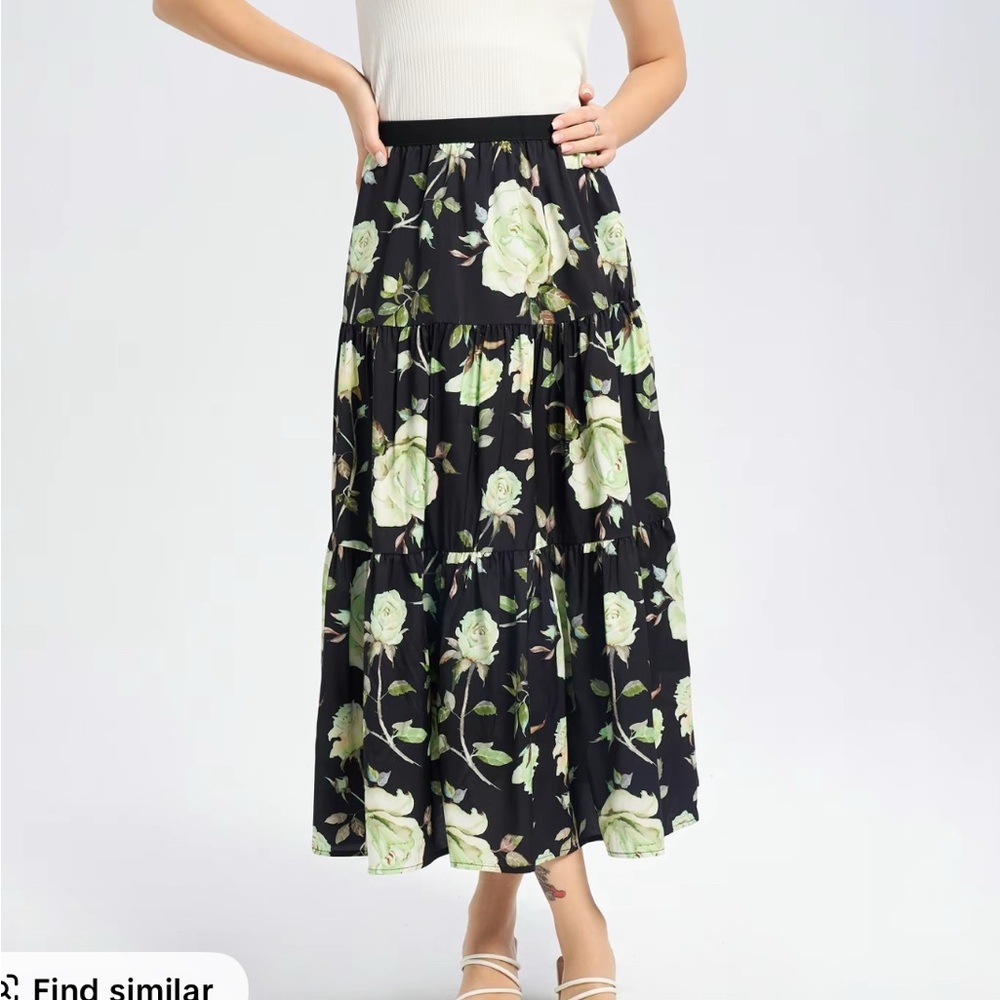 Elegant Floral A-Line Skirt in Black and Cream - Picture 3 of 3